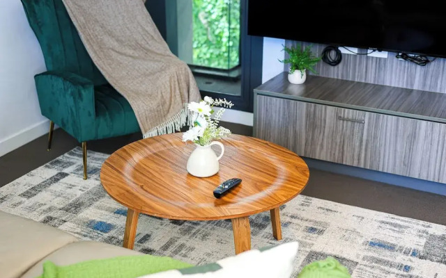 StayAU Leisure 2BR Modern CBD Apt