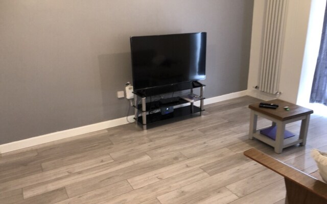 Stunning 1-bed Apartment With En-suite in Strood
