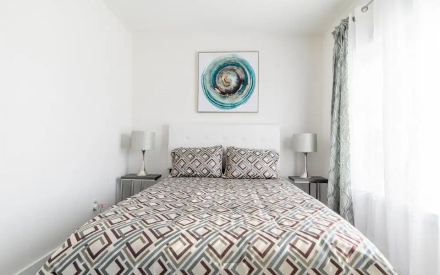 4BR 3BA Townhouse on Lake Ontario Free Parking Gym 3