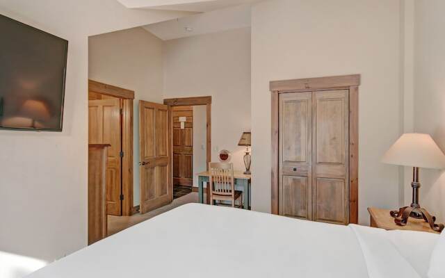 Bright + Scenic 2br - 7ppl Steps To Ski Lifts + Main Street 2 Bedroom Condo by RedAwning