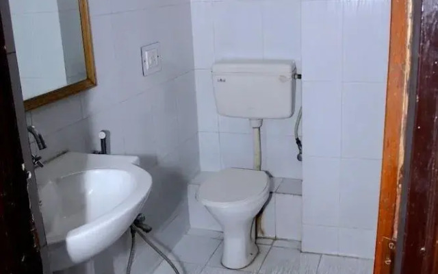 OYO 15468 Hotel Sharda