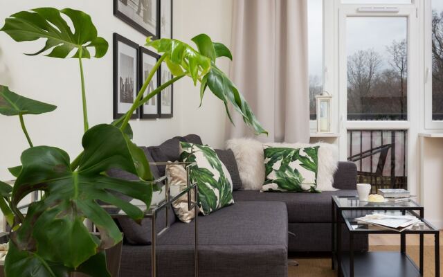 Apartment With Parking by Renters