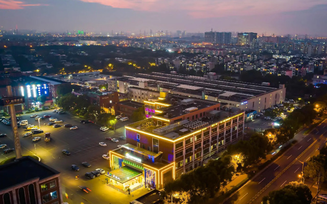 Rezen Brook Hotel (Shanghai Caolu Minlei Road Subway Station)