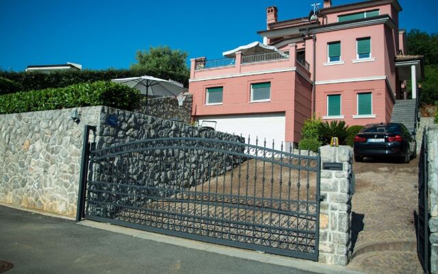 Luxury Three-bedroom Apartment With Amazing Overlook at the sea