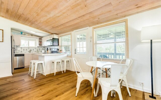 Cute Beach Bungalow Walk to the Beach