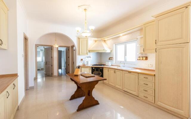 70/2- Spacious & Charming 3 Bedroom Apt In Sliema