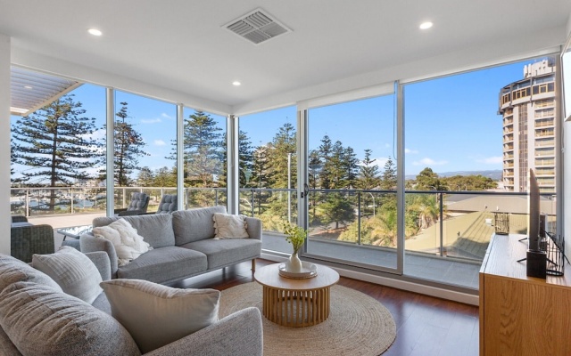 Stylish 2-bed With Terrace, 3-min Walk to Beach – Balcony – Adelaide