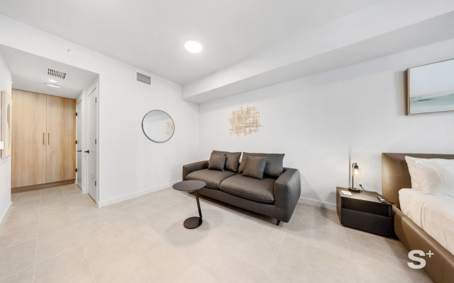Cozy & Spacious Studio - City Views