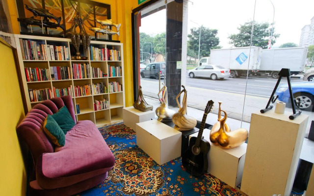 Moni Gallery Hostel