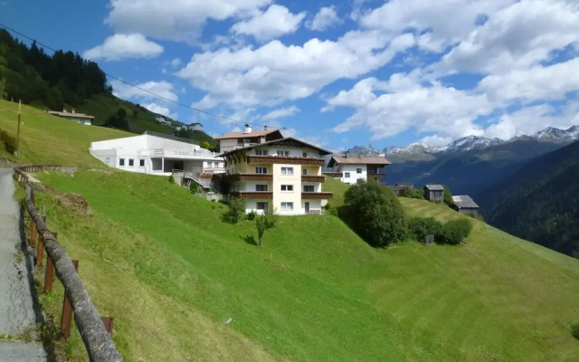 Large 4-room Apartment With Mountain View