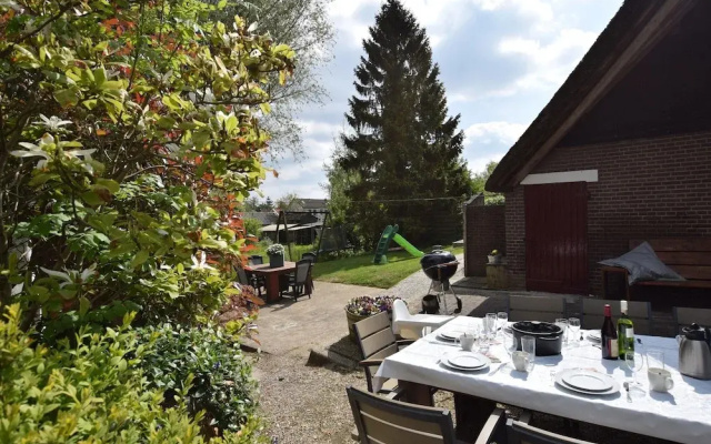 Quaint Farmhouse near River in Oosterwijk