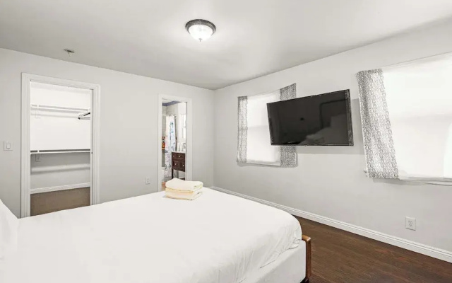 Not Affected by the Fire/spacious Retreat w/ Large Kitchen & Outdoor Patio