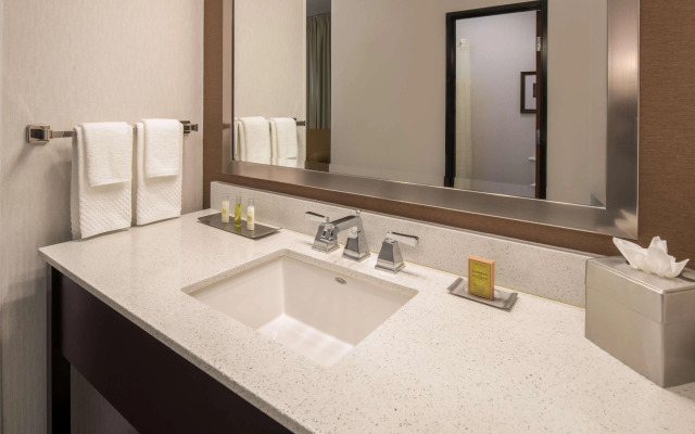 DoubleTree by Hilton Hotel Vancouver