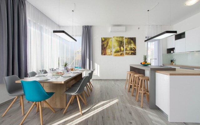 Nice Home in Kucine with WiFi, 4 Bedrooms & Hot Tub