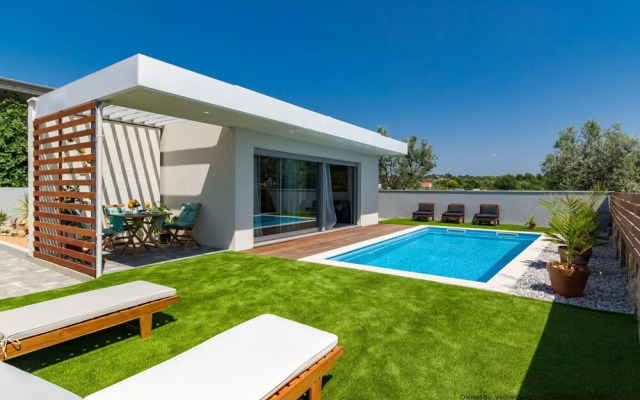 Villa for two Person With Pool in Peroj