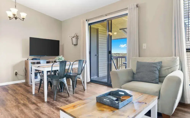 Lake Access Condo Condo for 4!