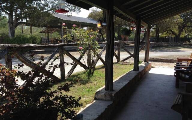 The Historic Leakey Inn