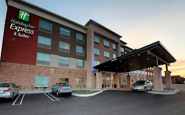 Holiday Inn Express & Suites Detroit North - Roseville, an IHG Hotel
