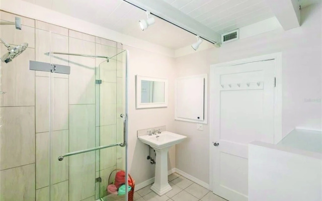 Tropical Siesta 2 Bedroom Home by RedAwning