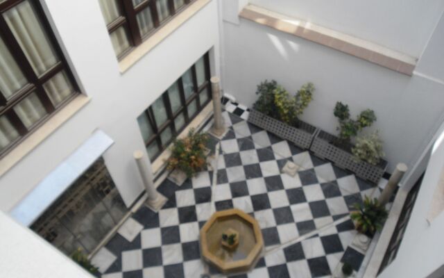 Calle Carretería & Pool