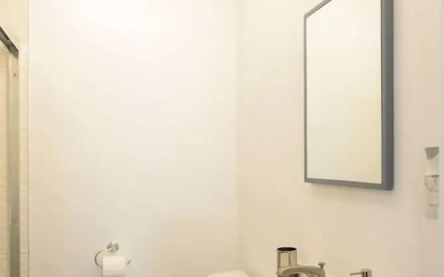Spacious House on Melrose w Private Backyard Gym