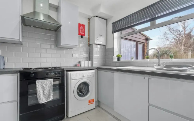 Staines House-3bed-sleeps7- Freep-close to Airport