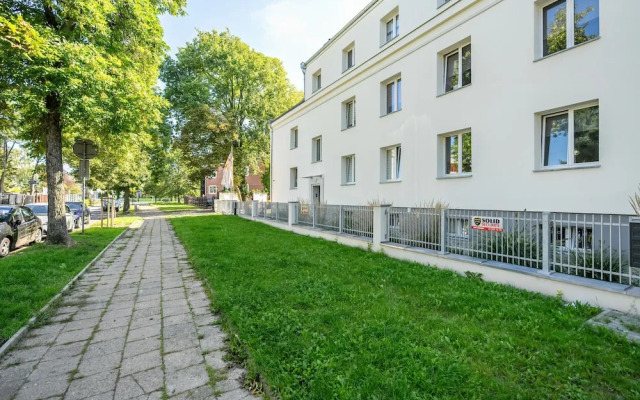 Studio With Outdoor Parking by Renters