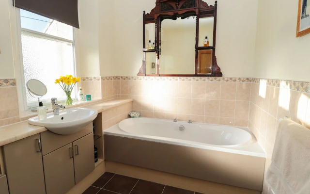 Whinstones at 4 The Villas