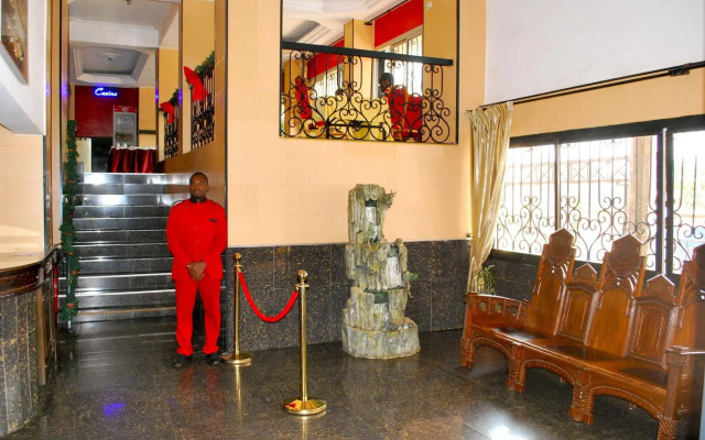 YaahoT Hotel
