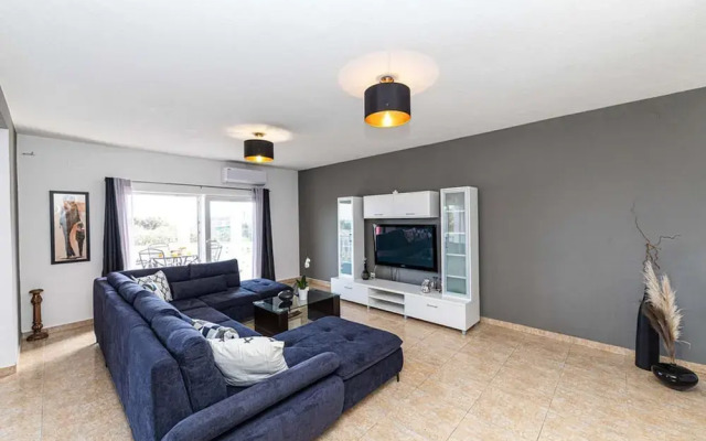 Exquisite Spacious Villa Bufaline With Pool and Gym