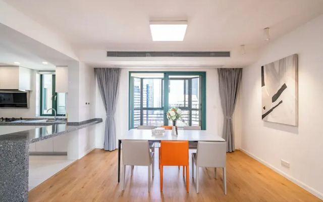 Tyms 4BR 2BA Apt Novel Garden