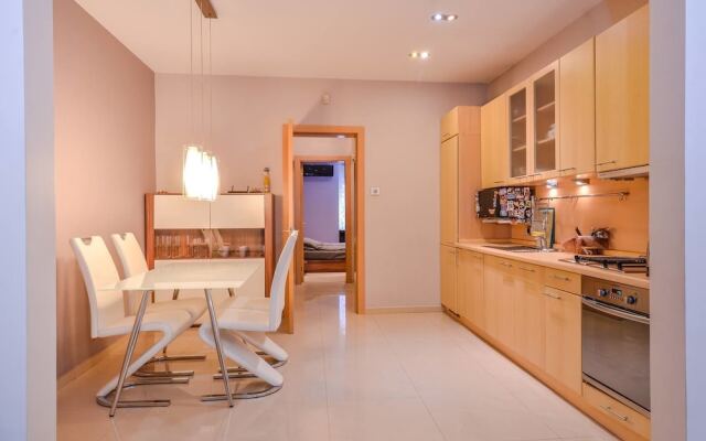 FM Deluxe 1-BDR Apartment - Extravaganzzo