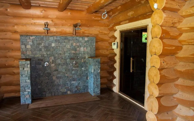 Crossline Lodge