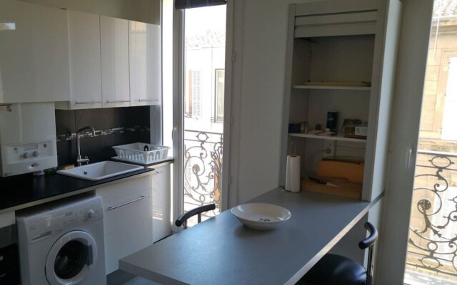 Beautiful 2 Room Apartment Downtown Cours Julien