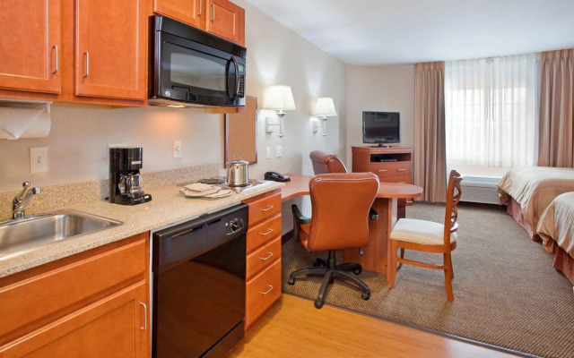 Candlewood Suites Kansas City Airport