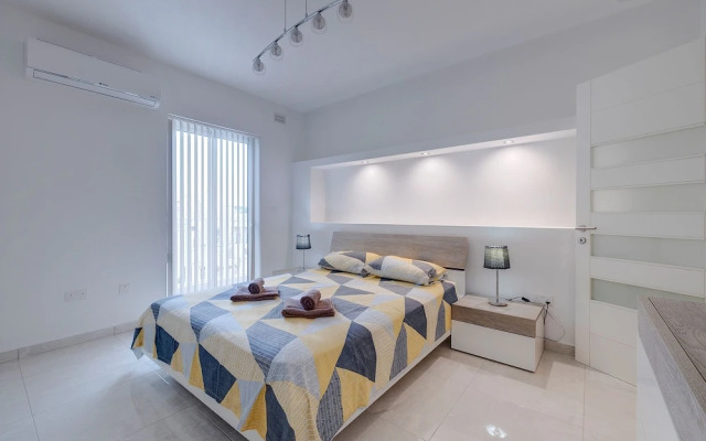 Spacious Apartment Steps to the Promenade