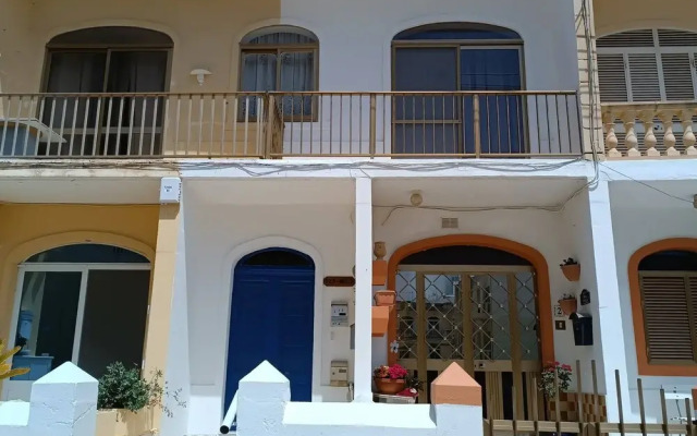 Seaside Stylish and Spacious 2-bedroom Apartment