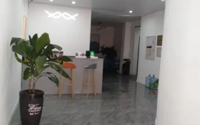 Luojiang Yijia Business Hotel
