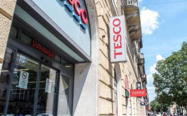 Central new home with 3 bedrooms, A/C and balcony