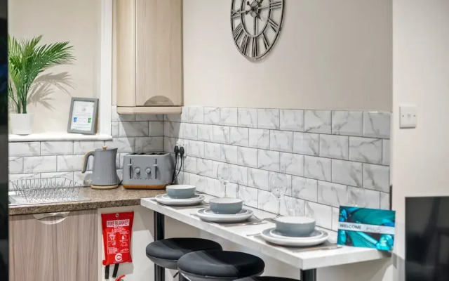 Large 5 Bedroom-free Parking-great Transport Links