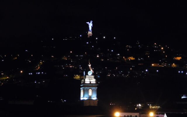 Friends Hotel & Rooftop - Historic Center & Museums