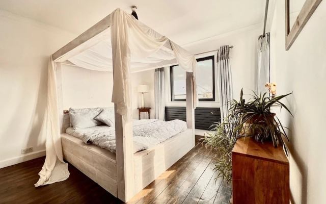 Designer Villa With spa and Magical Views, 5 bdr