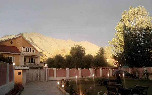 The Hyde Park Inn