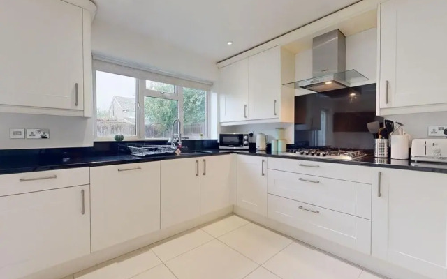 Parlaunt House - 3 Bedroom With Free Parking
