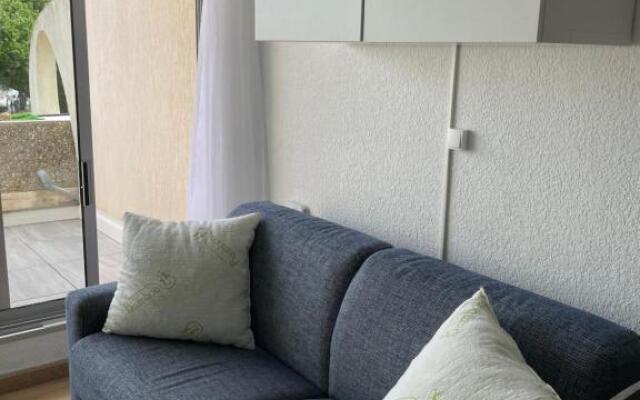 Studio vue port, belle terrasse, piscine