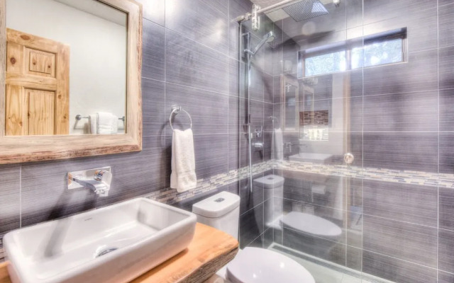 Relax at Rustic Tahoe Charm Minutes to Lake