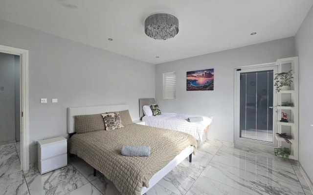 Stylish 6-bed Retreat With Parking and Jacuzzi