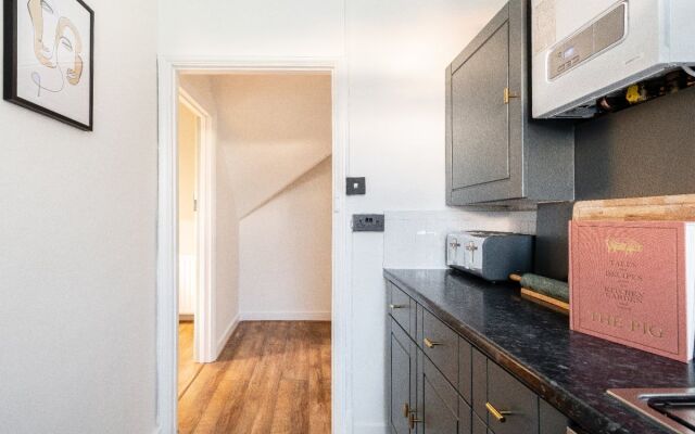 The Streatham Common - Modern & Bright 2BDR Apartment