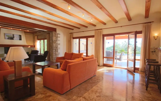 Private 4-bedroom Villa w/ Pool, Summer Kitchen & Expansive Living Space