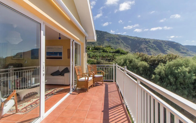 Villa in protected space in front of the sea